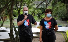 Reitor Josealdo Tonholo saudando a comunidade universitária na solenidade comemorativa pelos 60 anos da Ufal