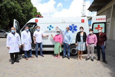 Momento da entrega da ambulância: Célio Rodrigues, Francisco Costa, Marx Beltrão, Tereza Nelma, Josealdo Tonholo, Eliane Cavalcanti, Rodolfo Ferreira e Anderson Barros