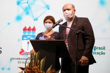 Vice-reitora Eliane Cavalcanti e o reitor Josealdo Tonholo saudando a comunidade universitária no lançamento da TV Ufal