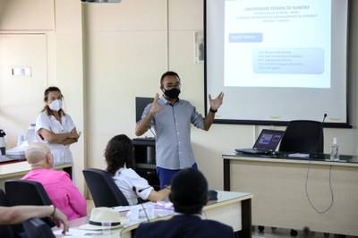 Professor Cezar Nonato na apresentação do Observatório da Ufal