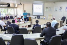 Professor Márcio Ribeiro durante apresentação de projeto do que seria um equipamento um equipamento que trata da inserção, inclusão digital de todas as camadas da população