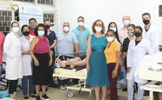 Equipe da Enfermagem com o reitor Josealdo Tonholo
