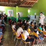 Crianças ribeirinhas recebem cuidados e orientações de saúde pública