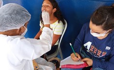 Professora Cristiane Castro e a graduanda Daniela Ferreira coordenaram as ações de saúde bucal durante a Expedição