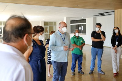 Reitor Josealdo Tonholo e vice-reitora Eliane Cavalcanti dividem com a equipe do HU a alegria com as conquistas do hospital