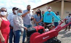 Doação de mini trator para a Cooperativa