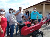 Doação de mini trator para a Cooperativa