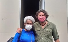 Professora Regla e professor Flávio em frente a Rádio em Delmiro Gouveia