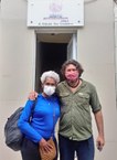Professora Regla e professor Flávio em frente a Rádio em Delmiro Gouveia