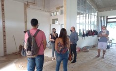 Coordenadora do projeto Camila (blusa preta) visitando a obra