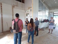Coordenadora do projeto Camila (blusa preta) visitando a obra
