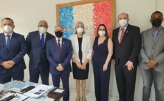 Ministra Maria Thereza de Assis Moura (de blazer) veio em busca de parceria com a gestão da Ufal