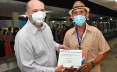 Reitor da Ufal e o artista homenageado