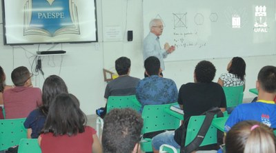 Estudantes de escolas públicas durante aula do Paespe