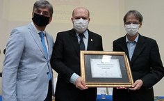 Reitor com o decano Marcus Braga (esq.) e o superintendente do Sebrae, Marcos Vieira (Foto Rose Ferreira)