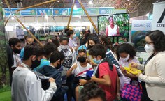 Visita de crianças ao estande da Exposição