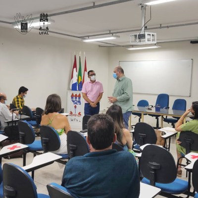 O diretor-geral do Campus do Sertão, Agnaldo Santos, e o reitor Josealdo Tonholo em reunião com gestores municipais