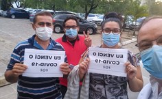 Célio Rodrigues, à direita, foi se despedir dos pacientes que receberam alta