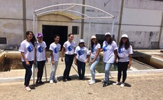 Professora Cleuda com alunas, antes da pandemia