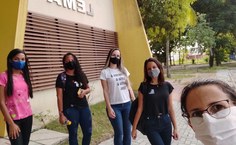 Professora Karol e as alunas do projeto