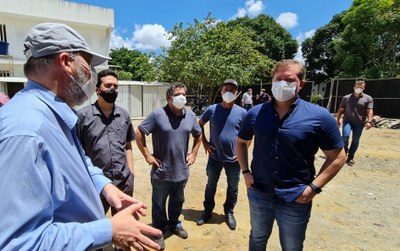 Reitor Josealdo Tonholo, professores do Ceca e o deputado Marx Beltrão em visita às obras