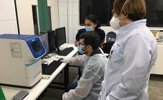 Abel, Aline Silva e Eliane no laboratório