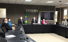 Superintendente do HU, Célio Rodrigues, vice-reitora Eliane Cavalcanti, reitor Josealdo Tonholo, o presidente da Ebserh, Osvaldo Ferreira, e o representante da Ufal em Brasília, Ineh Alacão