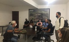 Emerson Soares, em pé, coordenador da expedição, nas articulações com as prefeituras