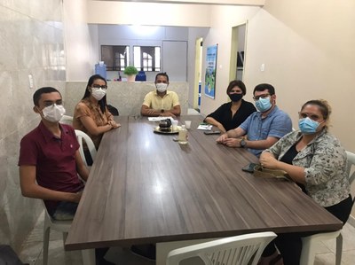 Vice-reitora Eliane Cavalcanti (de máscara preta) em reunião com equipe da Secretaria de Saúde de Feira Grande