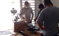 Nilton Souza confere os itens do Espaço Cultural e da OSU