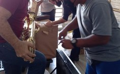 Professor Kleber Dessoles confere tudo antes de levar os instrumentos