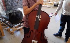 Professora Miran Abs exibindo um dos violoncelos comprados