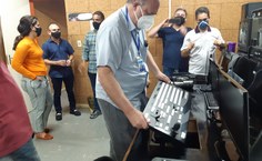 Tonholo em visita a estúdio do curso de Jornalismo