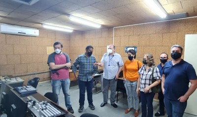 Reitor Josealdo Tonholo e professores do COS visitam estúdio que receberá novos equipamentos