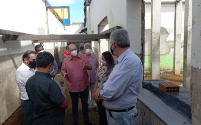 Reitor Josealdo Tonholo durante visita do deputado Paulão à Unidade de Viçosa