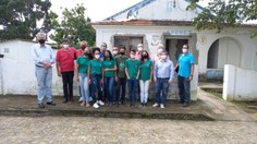 Paulão, professor Pierre, integrantes do Grupequi, reitor Tonholo, o diretor do Ceca, Gaus Silvestre, e professores do curso deMedicina Veterinária