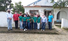 Paulão, professor Pierre, integrantes do Grupequi, reitor Tonholo, o diretor do Ceca, Gaus Silvestre, e professores do curso deMedicina Veterinária