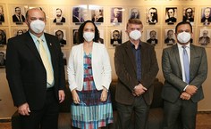 Reitor Josealdo Tonholo e professora Elaine Pimentel ao lado do presidente do TJ, Klever Loureiro