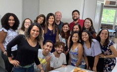 Professora Magna, de preto, com os membros de sua equipe responsável pela produção dos vídeos tutoriais