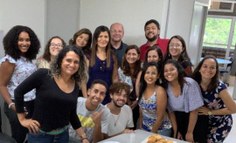 Professora Magna, de preto, com os membros de sua equipe responsável pela produção dos vídeos tutoriais