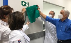 Momento do descerramento da placa