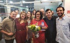 Lenilda Luna, recebeu o troféu pela premiação na categoria rádio web, na 16ª edição do Prêmio Odete Pacheco