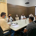 Emerson Soares (primeiro de máscara preta) em reunião na Fapeal