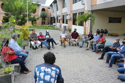 Reunião no pátio da sede do Campus, em Delmiro Gouveia