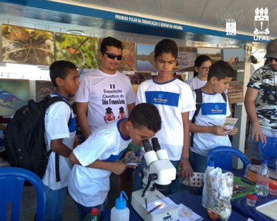 Crianças participaram de atividades promovidas no laboratório montado na expedição científica