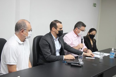 Professor Walter Matias, representando a Ufal na cerimônia, o secretário Silvio Bulhões e o professor Fábio Guedes