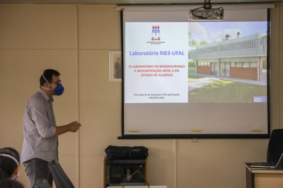 Professor Emiliano Barreto apresentando o novo laboratório na Sala dos Conselhos Superiores