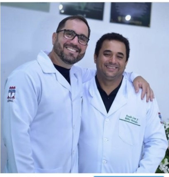 Coordenador do curso, Danillo Pimentel, com o médico veterinário Arnaldo Cesar Gomes