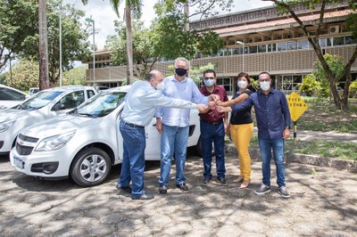 O reitor Josealdo Tonholo, o deputado Paulão, o diretor-geral do Sertão, Agnaldo Santos, a vice-reitora Eliane Cavalcanti e o diretor acadêmico do Campus do Sertão, Thiago Trindade  no momento da entrega das chaves dos veículos