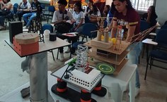 Equipe da Engenharia de Petróleo faz demonstrativo para os visitantes